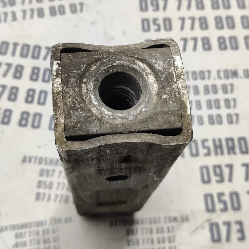 Кронштейн бампера Audi A6 C6 04-11 2.0TDI прав OEM 4f0807134