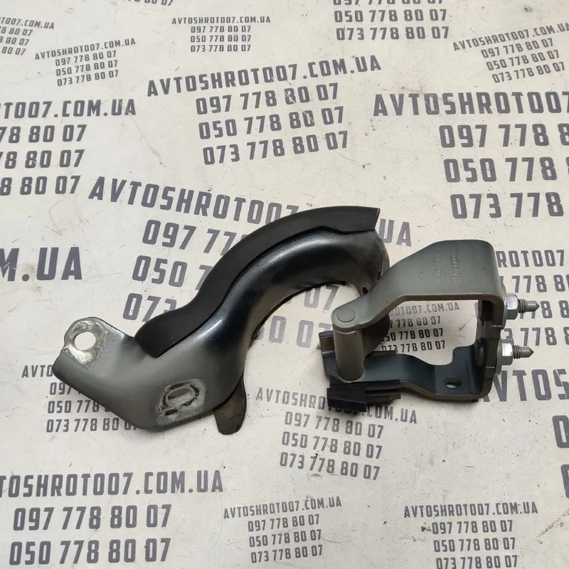 Петля багажника Audi A6 C6 04-11 2.0 TDI ліва OEM 4f9827299d