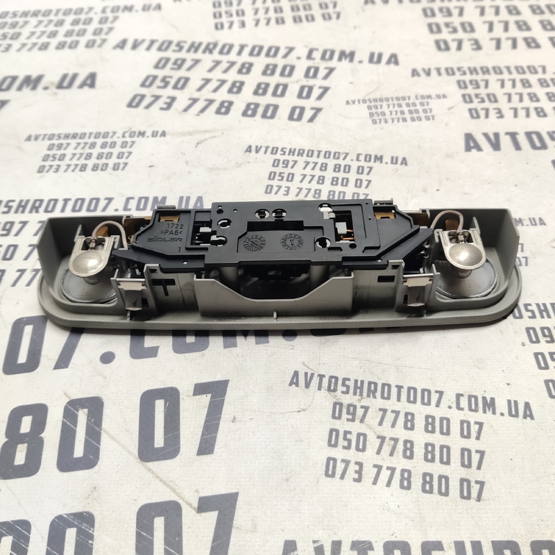Плафон Audi A6 C6 (04-11) 2.0 TDI задній OEM 4L0947111B