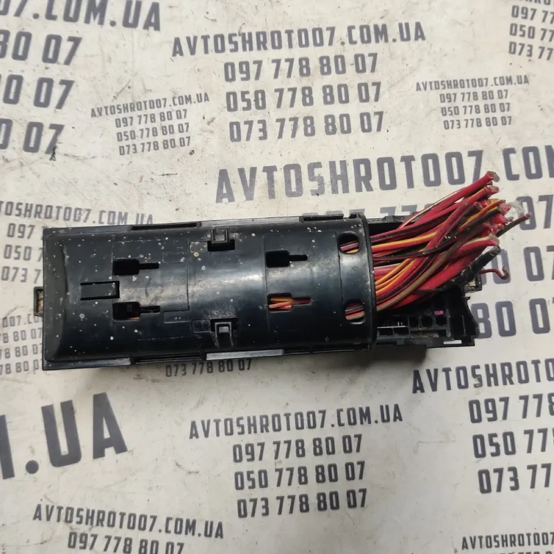 Блок запобіжників VW Passat B8 USA (14-23) OEM 3310360