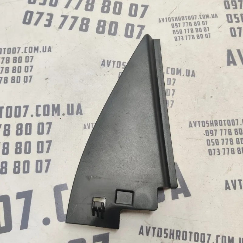 Накладка салону VW Passat B8 USA 11-22 задня ліва 561839993