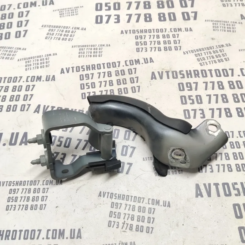 Петля багажника Audi A6 C6 (04-11) 2.0 TDI Пр OEM 4F9827300D