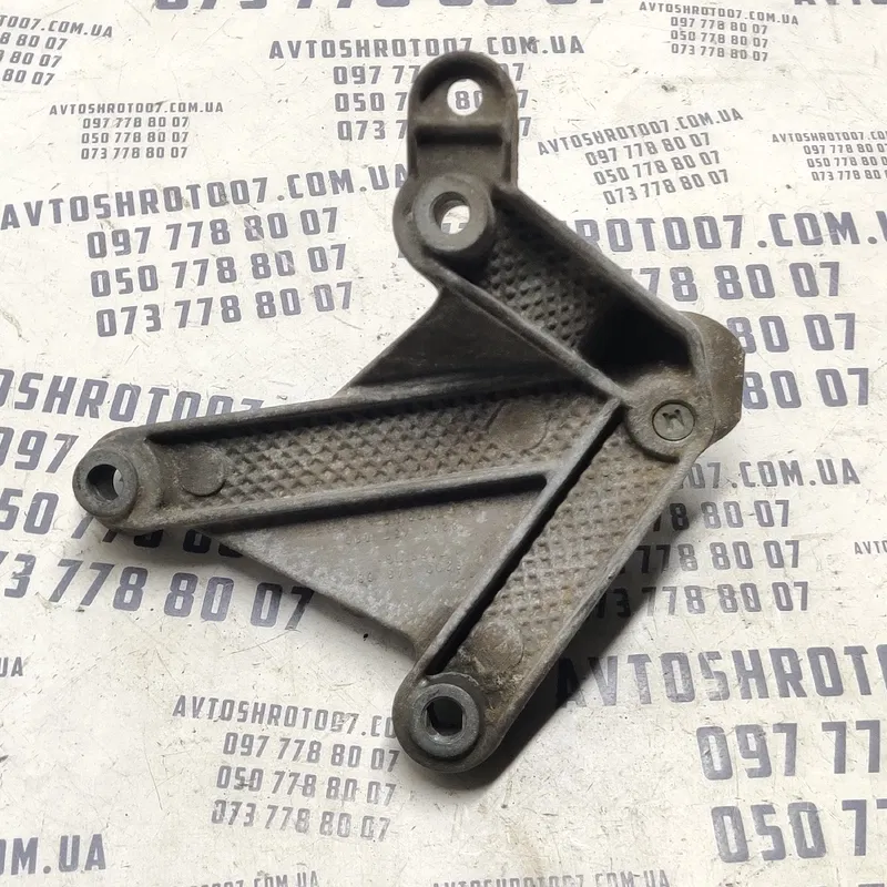 Кронштейн КПП Dacia Logan (04-12) 1.6 Benz OEM 8200457080