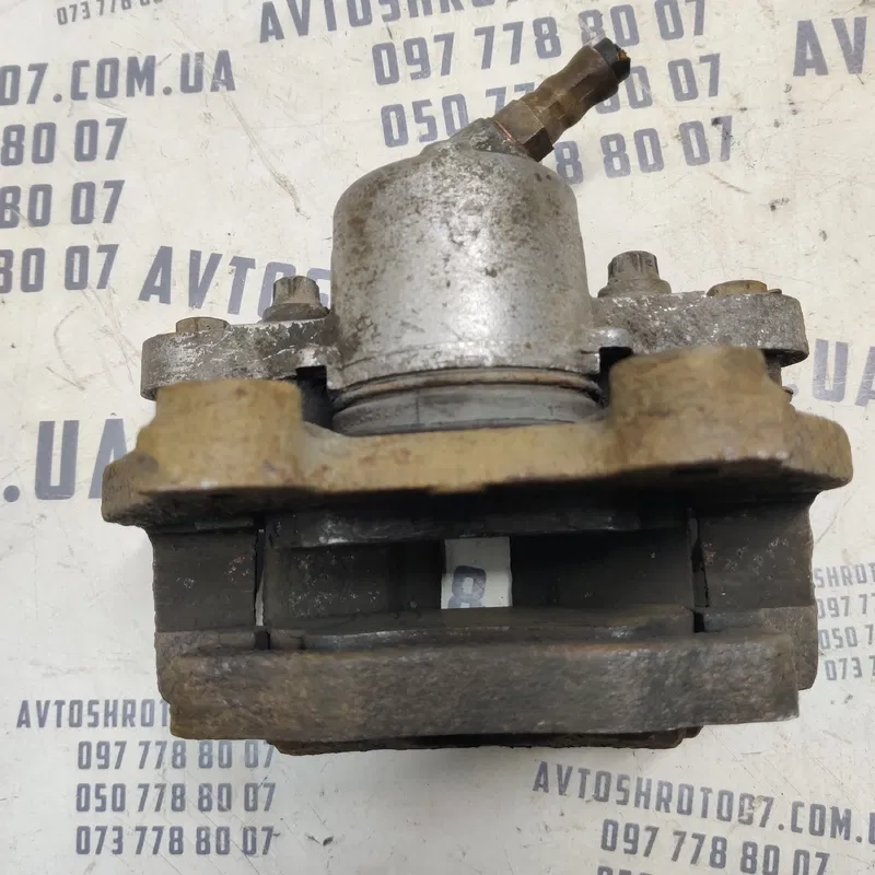 Супорт передній правий ВАЗ Kalina 04-13 1.4 OEM 21083501044