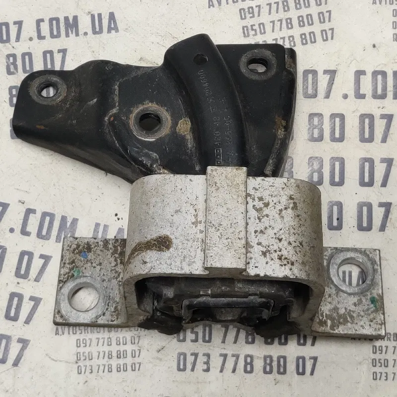 Подушка двигуна Dacia Logan 2006 1.6 Бензин Права OEM 420742