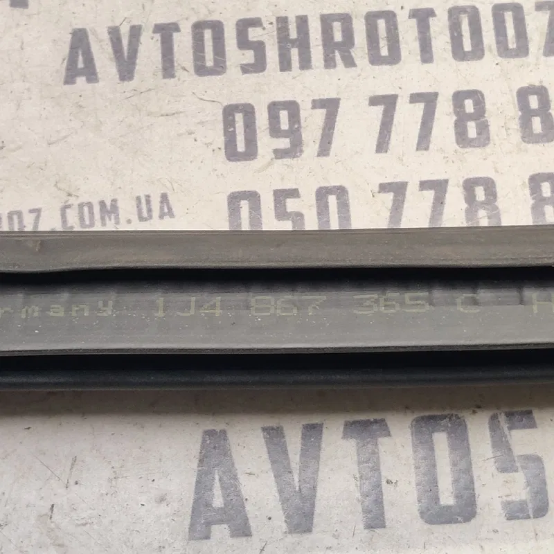Ущільнювач VW Bora (98-05) 1.9 TDI перед лів OEM 1j4867365c