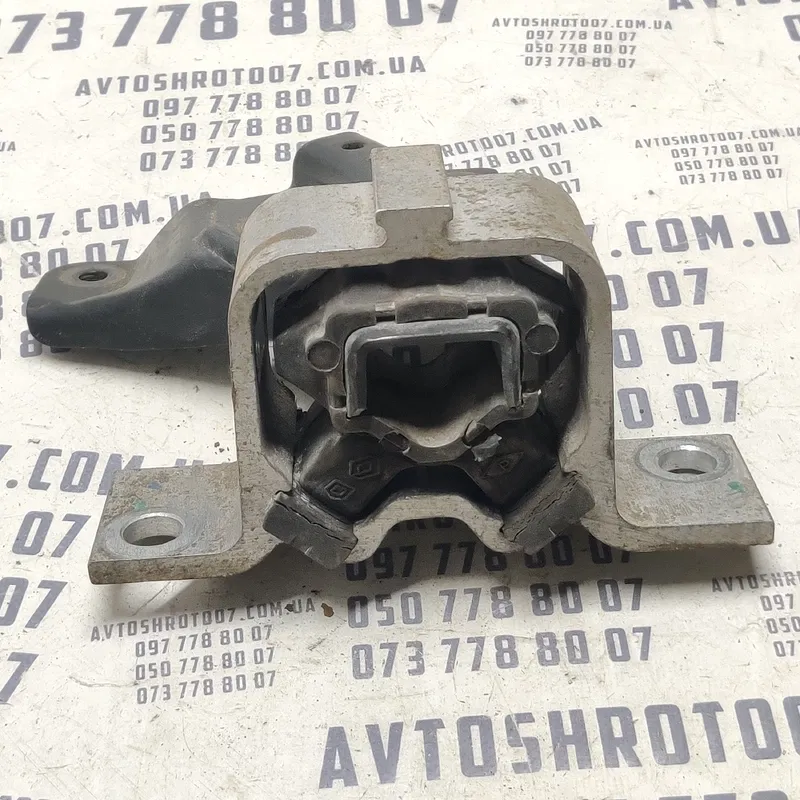Подушка двигуна Dacia Logan 2006 1.6 Бензин Права OEM 420742