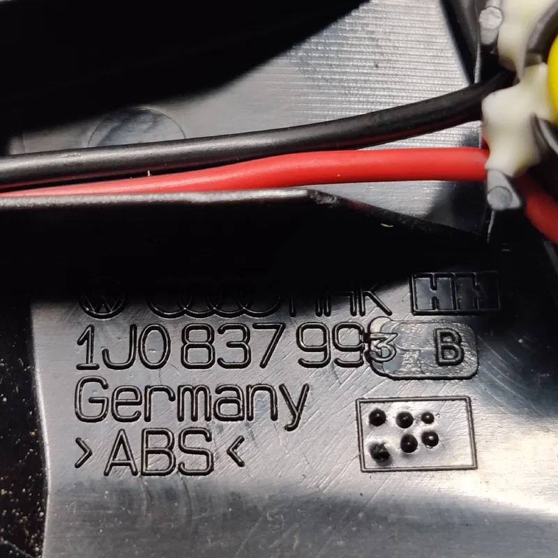 Накладка VW Bora (98-05) 1.9 TDI передня ліва OEM 1J0035411F