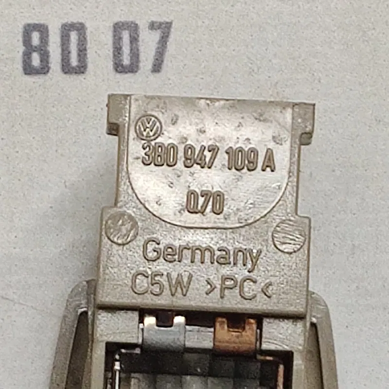 Ліхтар салону VW Bora (98-05) 1.9 TDI задній OEM 3B0947109A