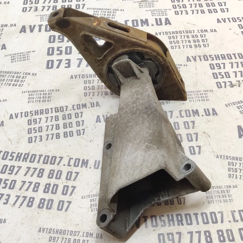 Кронштейн двигуна ВАЗ Kalina (04-13) 1.4 пр. OEM 11181001157