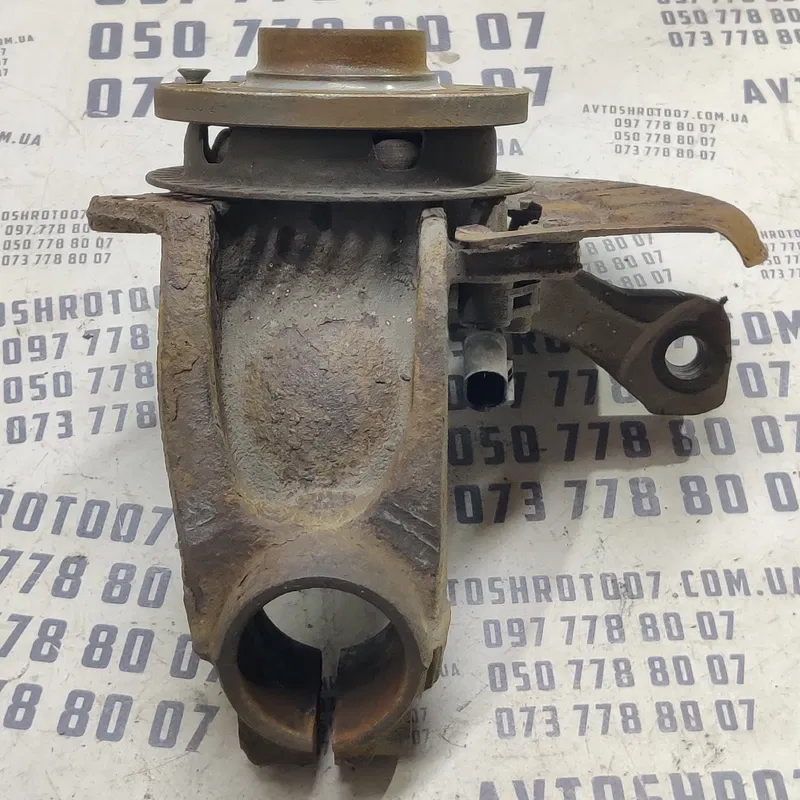 Поворотний кулак правий Volkswagen Bora (98-05) 1.9 TDI ASZ
