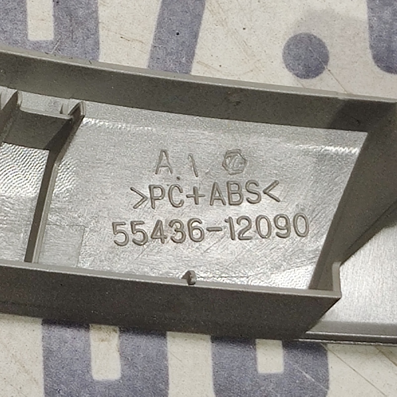 Накладка Toyota Corolla 06-13 1.6 ліва верхня OEM 5543612090