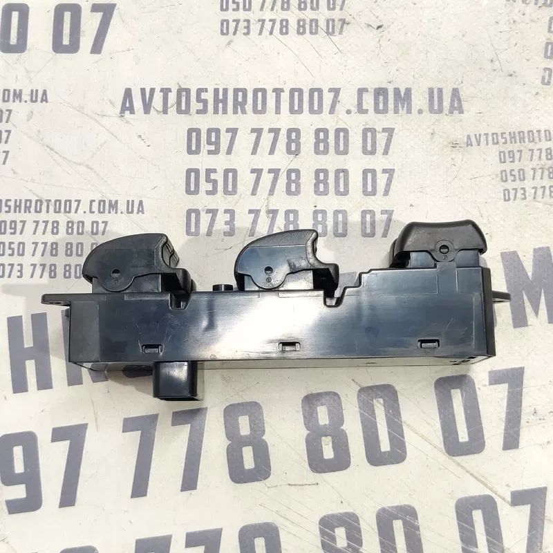 Блок кнопок Mitsubishi Outlander 06-12 2.0D лів OEM 8608a185