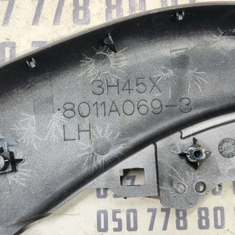 Накладка Mitsubishi Outlander XL 06-12 2.0D Ліва 8011a0693