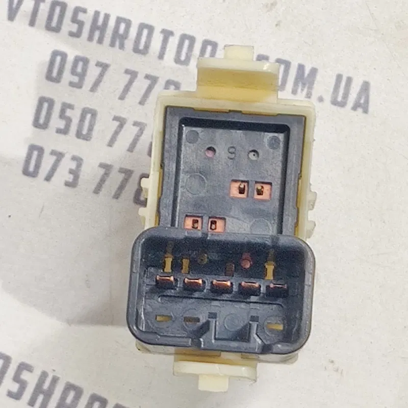 Регулятор сидіння Outlander XL 06-12 2.0D права OEM 8610a048