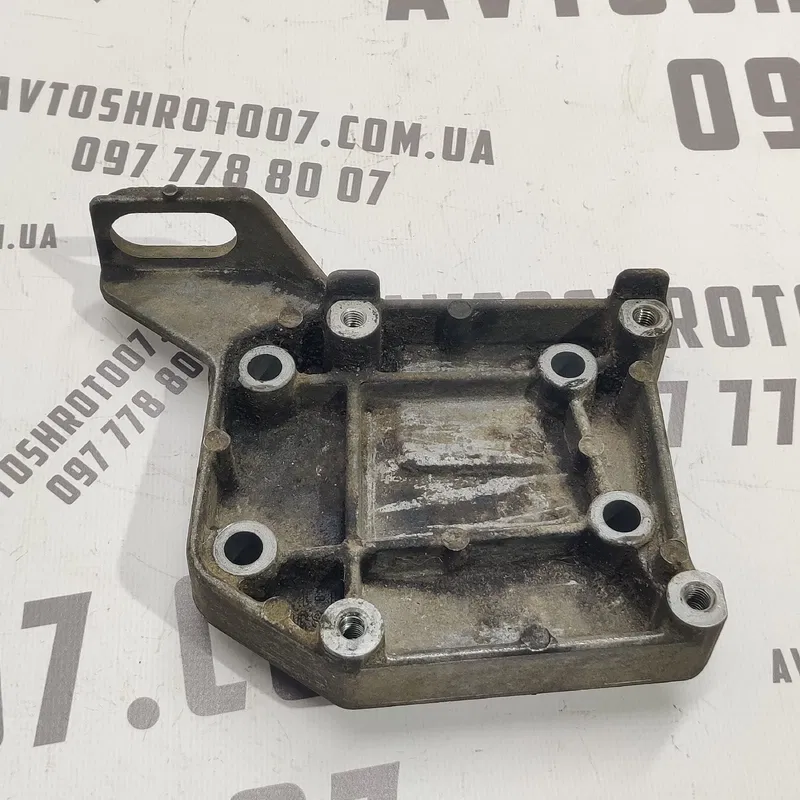 Кронштейн компресора Mazda Premacy (99-05) 1.8 FP Бензин
