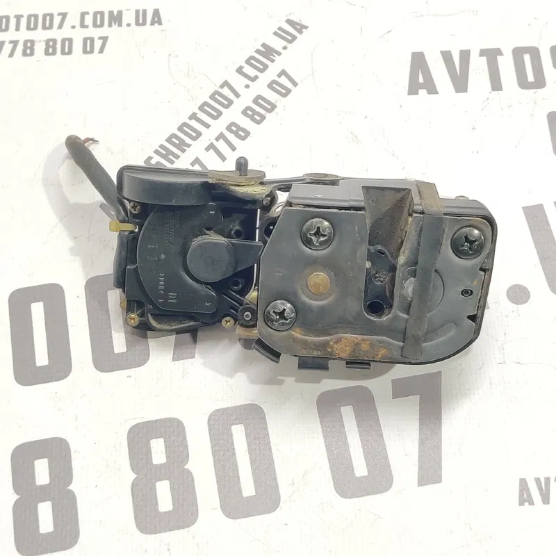 Замок дверей Mazda Premacy (99-05) 1.8 бензин задня права