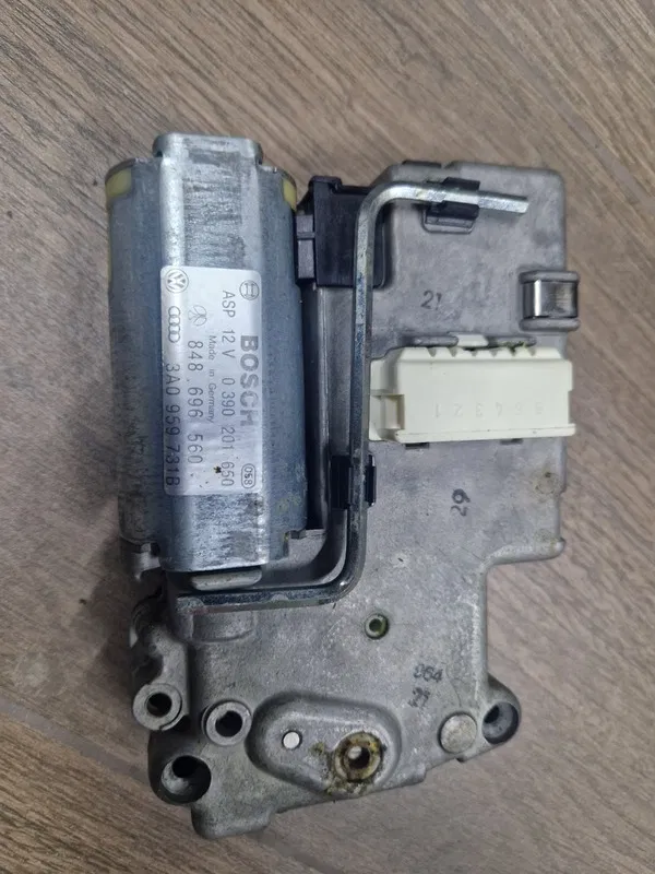 Моторчик люка Skoda Octavia (96-10) 1.6 бенз OEM 3A0959731B