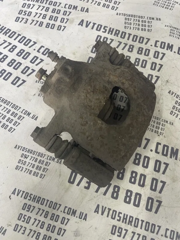 Супорт Citroen C1 (05-14) 1.0 бенз передній лівий OEM 4401G8