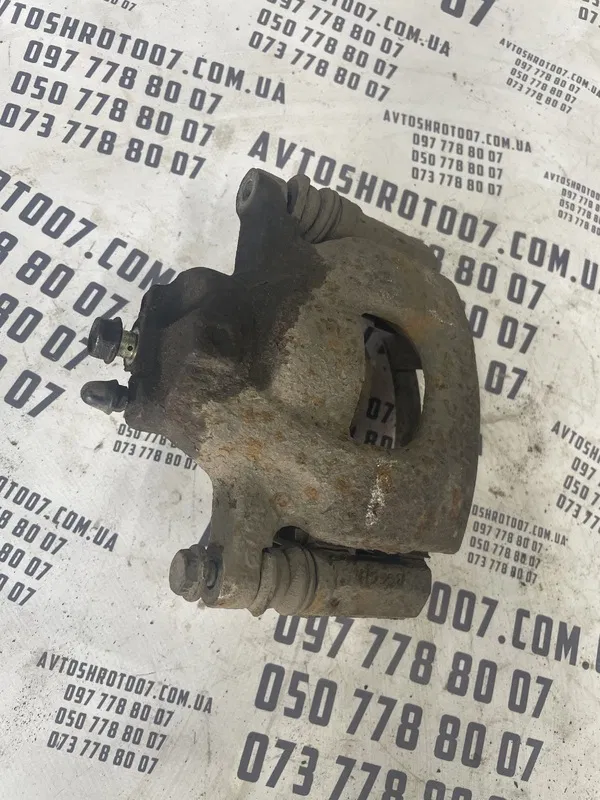 Супорт Citroen C1 (05-14) 1.0 Benz перед. правий OEM 4401G9