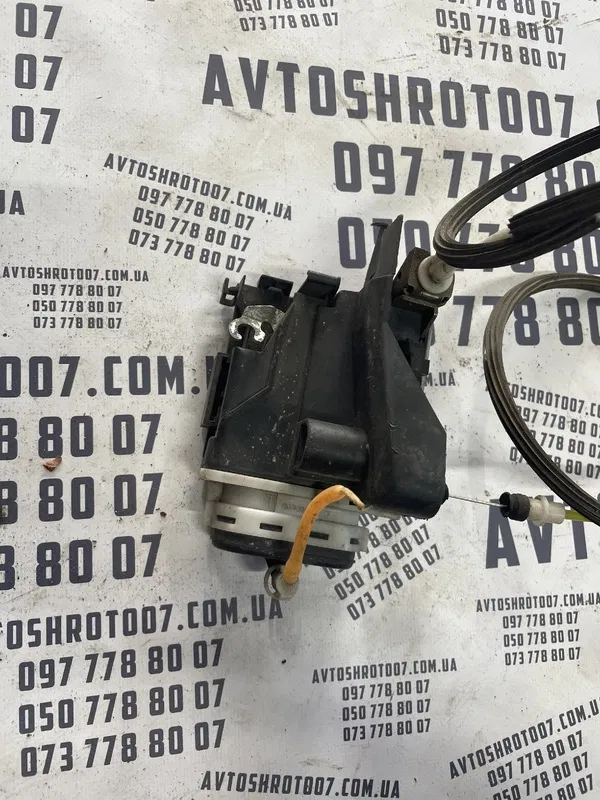 Замок дверей Audi 80 B3 (86-96) задня ліва OEM 8D0839015A