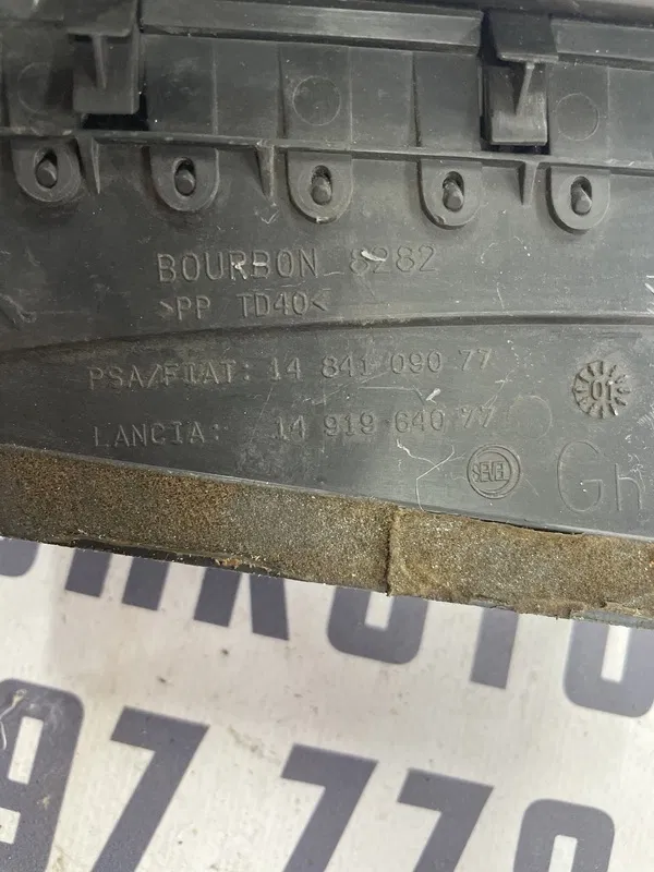 Дефлектор Citroen C8 (02-14) передній лівий OEM 1484109077
