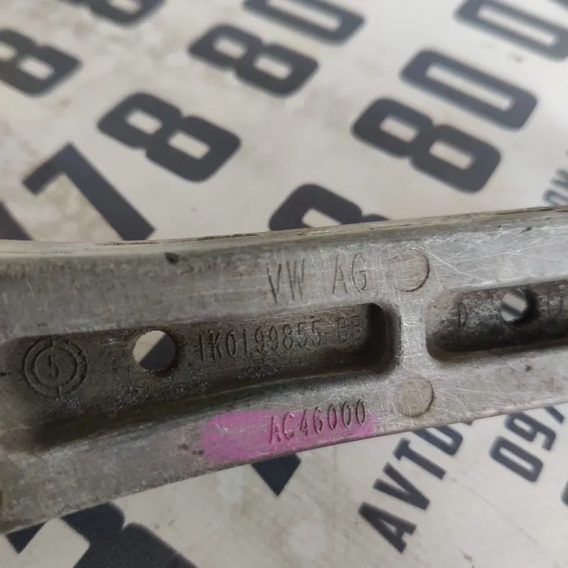 Подушка двигуна Skoda Octavia A5 04-13 нижня OEM 1K0199855BB