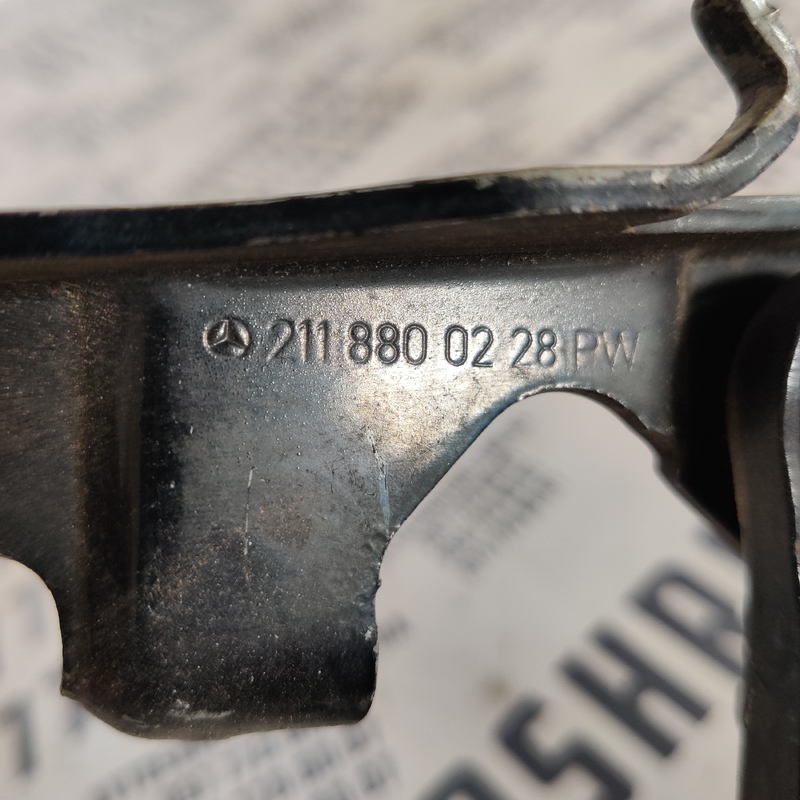 Петля капоту Mercedes W220 (98-05) права OEM 2118800228
