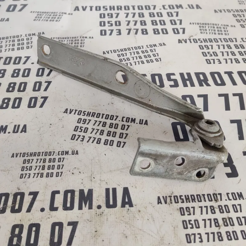 Петля капоту ліва Audi 100 C3 (82-91) 4A0823302B