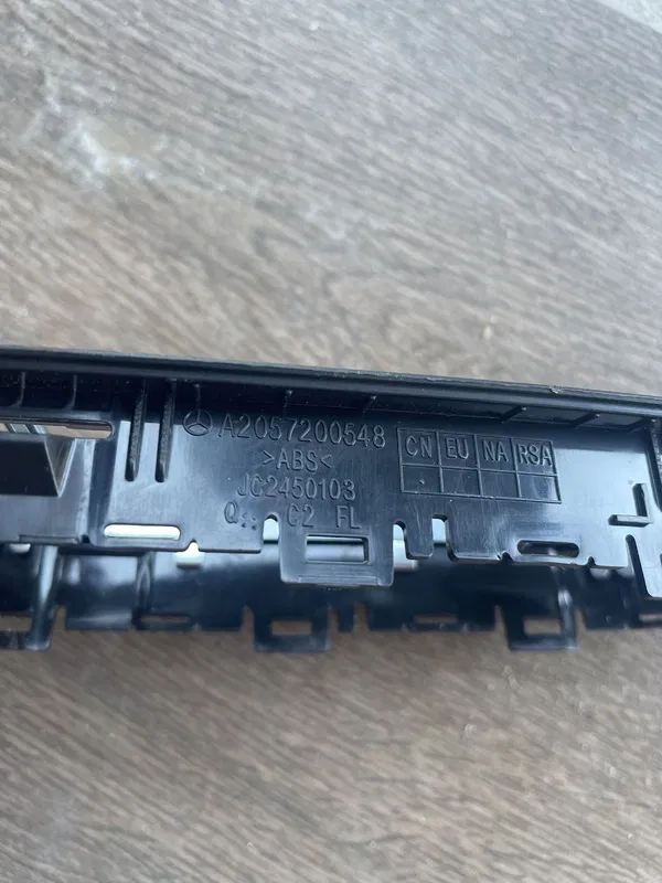 Накладка салону Mercedes C W205 (14-21) ліва OEM a2057200548