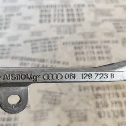 Кронштейн впускного колектора Audi A4 B8 (08-16) 06L129723B фото 4