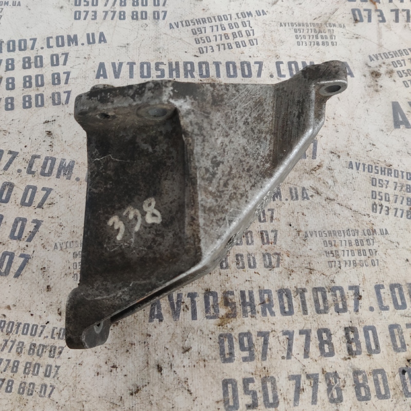 Кронштейн двигуна Audi A4 B5 (94-01) лівий OEM 8d0199307