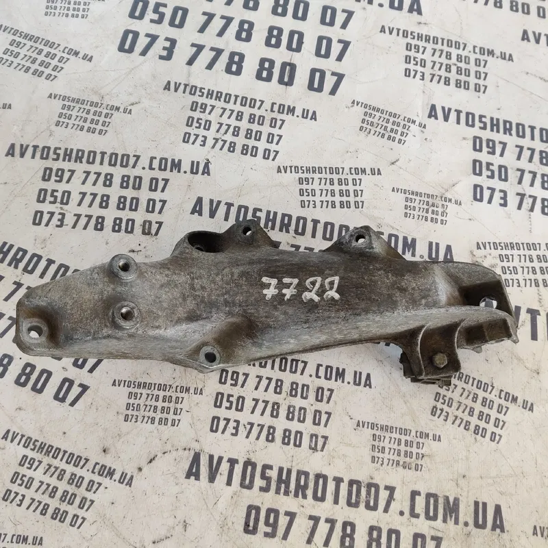 Кронштейн подушки двигуна BMW E36 316i 1.6 ліва OEM 1137015