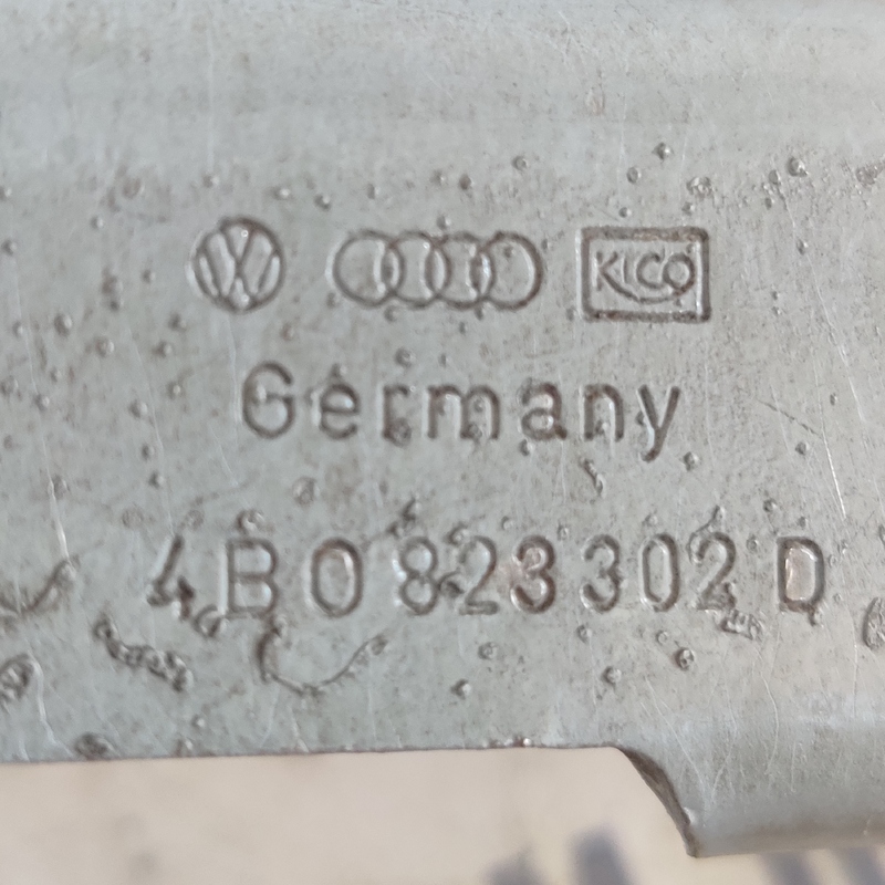 Петля капоту права Audi A6 C5 (97-05) OEM 4B0823302D