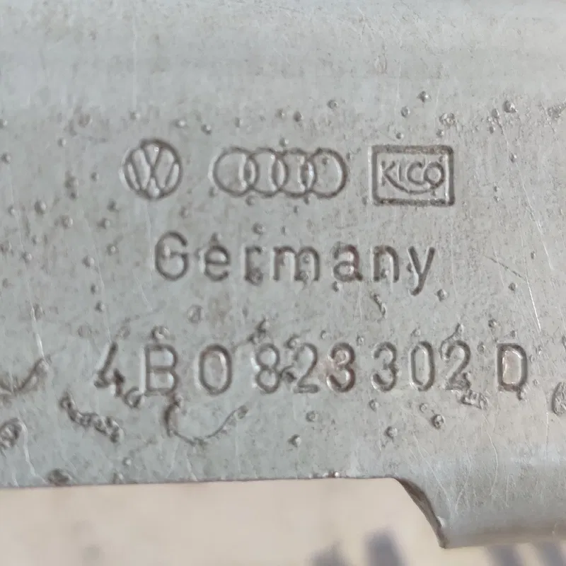 Петля капоту права Audi A6 C5 (97-05) OEM 4B0823302D