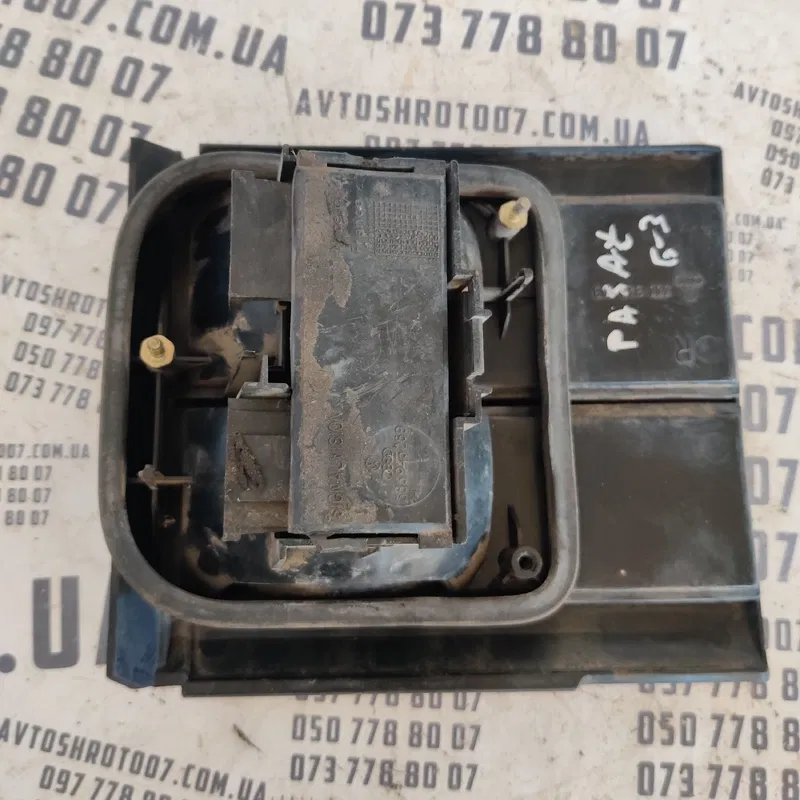 Ліхтар задній VW Passat B3 (88-93) правий OEM 333945108
