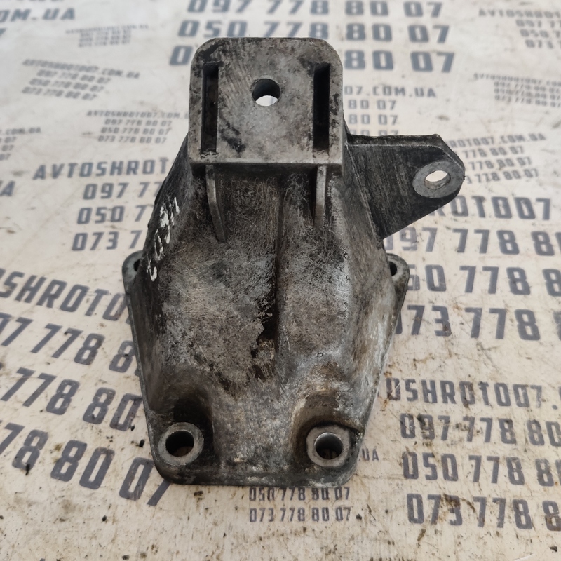 Кронштейн двигуна VW Passat B5 (96-05) правий OEM 4b0199308