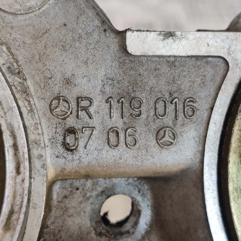 Кришка двигуна Mercedes W140 (91-98) права OEM r1190160706