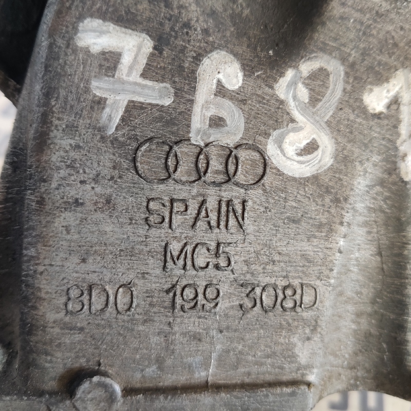 Кронштейн подушки Audi A6 C5 (97-05) правий OEM 8d0199308d