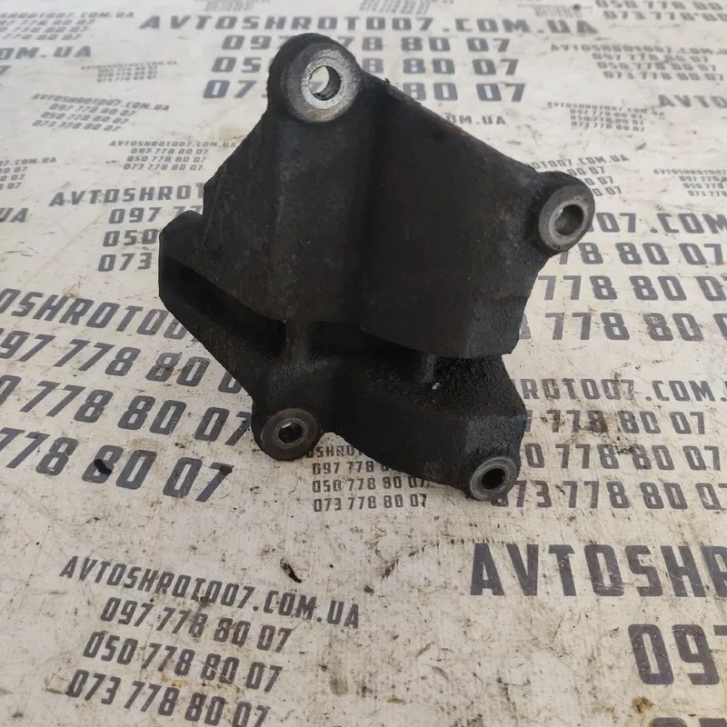 Кронштейн двигуна Ford Transit правий OEM ys4w3k305ad