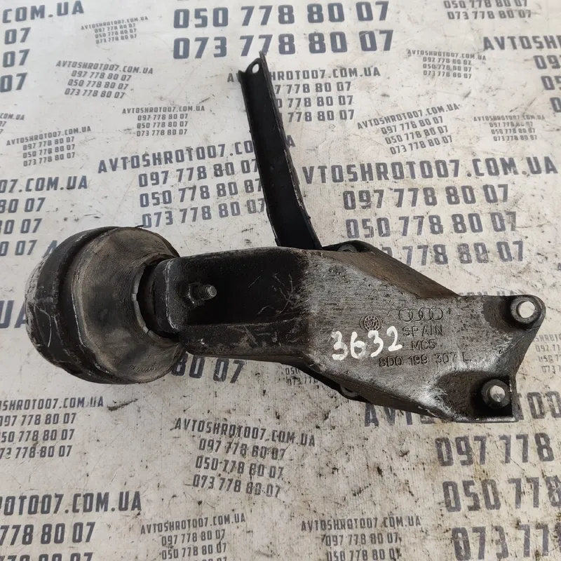 Кронштейн подушки двигуна Audi A4 B5 94-01 ліва 8d0199307l