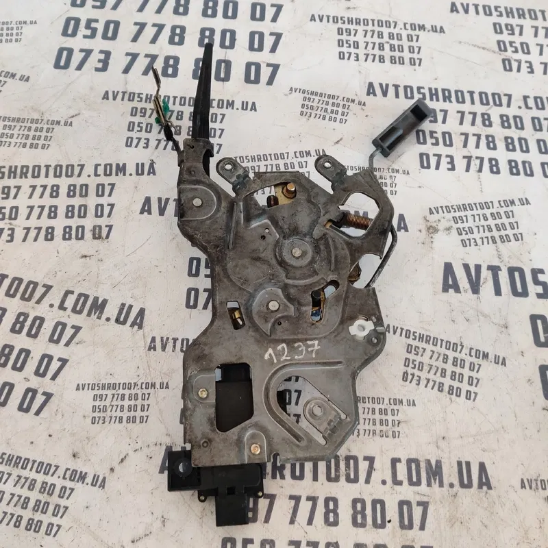 Замок дверей Chrysler Voyager 3 (96-01) OEM 4675782g