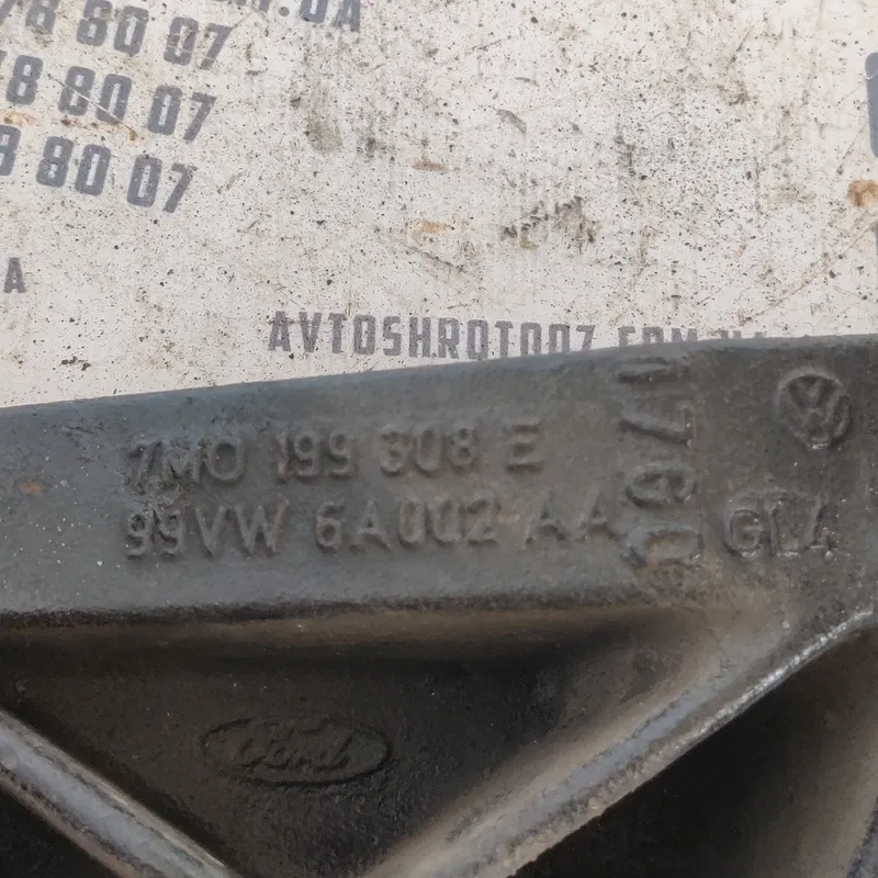 Кронштейн двигуна VW Sharan 1A (95-10) правий OEM 7m0199308e