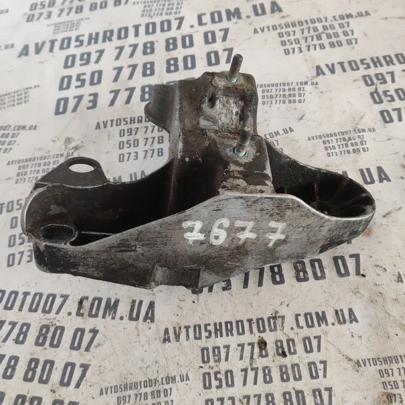 Кронштейн двигуна VW Passat B5 (96-05) лівий OEM 4b0199351b