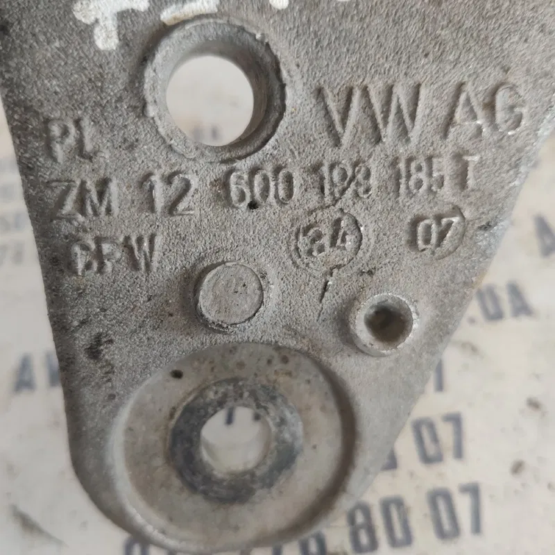 Кронштейн подушки двигуна VW Polo Права OEM 600199185T
