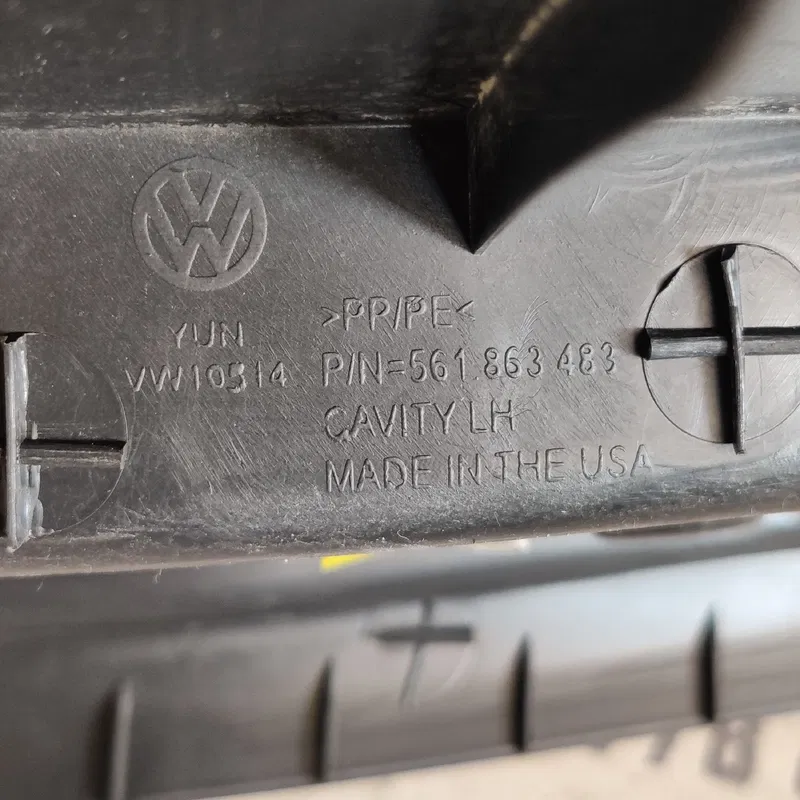 Накладка салону VW Passat B8 USA (11-22) ліва OEM 561863483