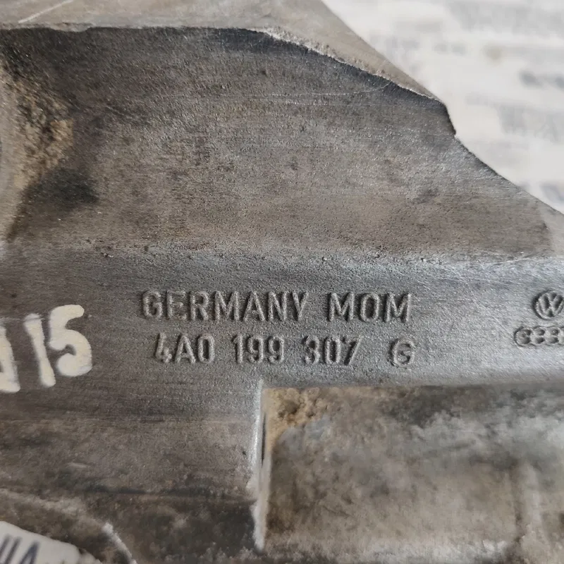 Кронштейн подушки двигуна Audi A6 C4 (94-97) OEM 4a0199307g