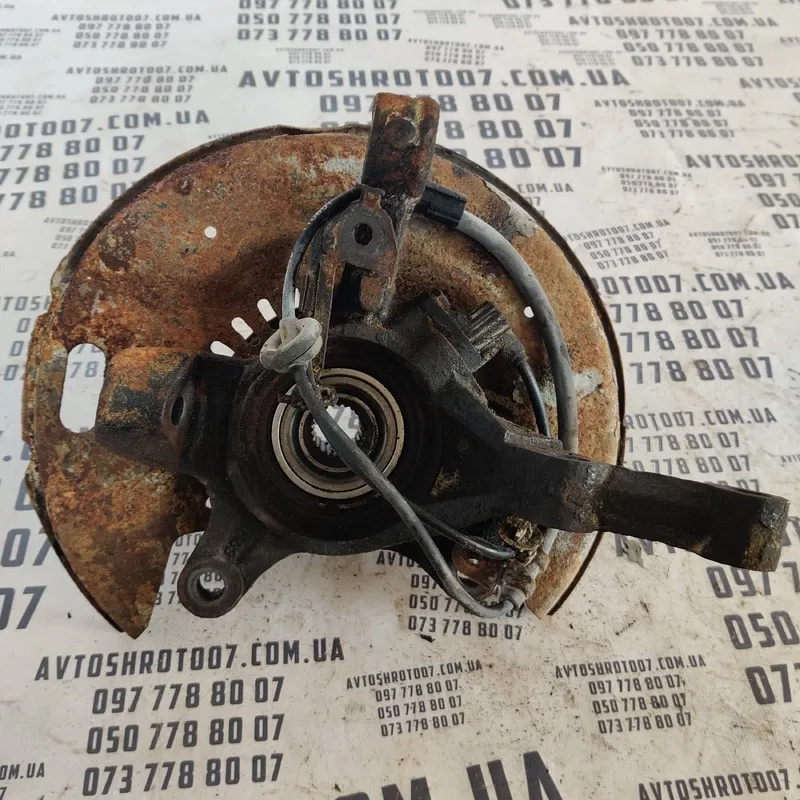 Поворотний кулак Geely MK (06-15) 1.5 бенз лівий OEM 11003