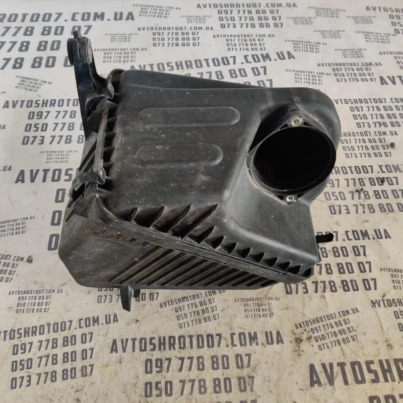 Корпус повітряного фільтра Hyundai Santa Fe 12-18 281102p300