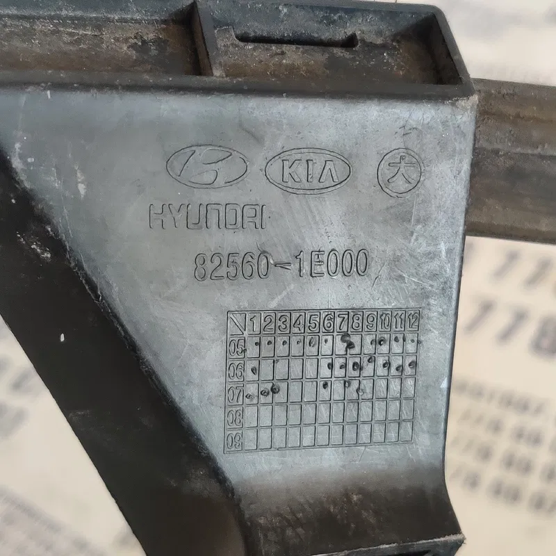 Направляюча скла Hyundai Accent 3 (05-10) OEM 825601e000